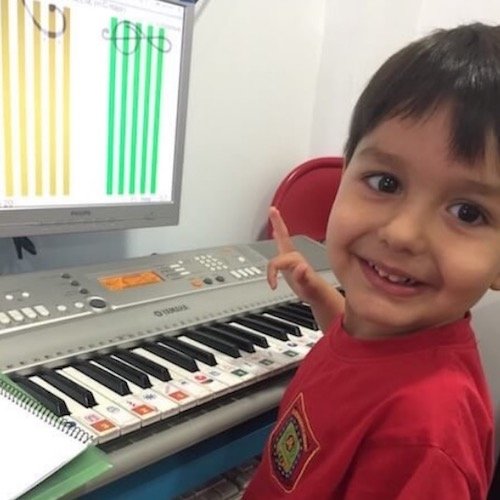 En nuestra Escuela los niños aprenden a tocar partituras de piano con las dos manos antes de cumplir los 4 años. 